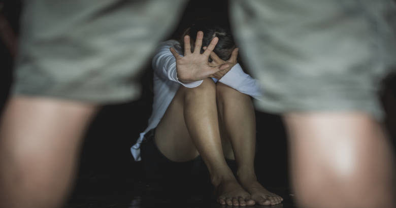 Νέα Σμύρνη: Τραβούσαν σε βίντεο το βιασμό της 14χρονης οι μαστροποί