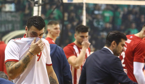 ΠΑΟ - Ολυμπιακός: Ξανάρχισε ο αγώνας μετά τη διακοπή λόγω δακρυγόνων