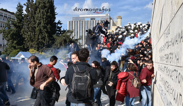 Ένταση και χημικά έξω από τη Βουλή. Δακρυγόνα μέσα στον κόσμο. Βίντεο