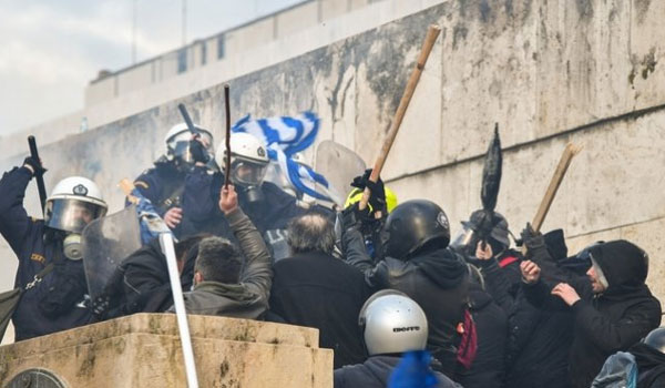 Η ΕΛΑΣ απαντά για τα χημικά: Αποτρέψαμε εισβολή στη Βουλή. Υπήρχαν χάρτες με τις εισόδους