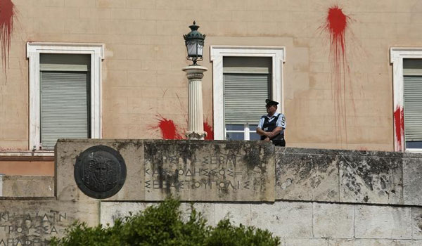 Επίθεση στη Βουλή: Ελεύθερο με εγγύηση 30.000 ευρώ στέλεχος του Ρουβίκωνα