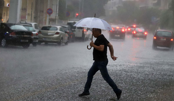 Ισχυρή καταιγίδα πλήττει την Αττική - Σε ισχύ το έκτακτο δελτίο επιδείνωσης καιρού
