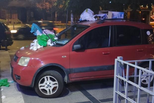 Θα το ξανακάνει; Στη Θεσσαλονίκη πάρκαρε το αυτοκίνητο σε πεζοδρόμιο και του το στόλισαν με σκουπίδια
