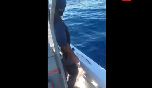 Σύρος: Άφωνοι οι δύο ψαράδες με αυτό που έβλεπαν στο καλάμι τους