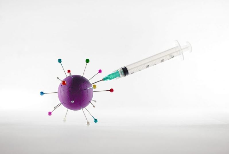 Kορονοϊός: Ξεκινούν οι εμβολιασμοί με τα επικαιροποιημένα εμβόλια – Αρκεί μία δόση λένε οι ειδικοί