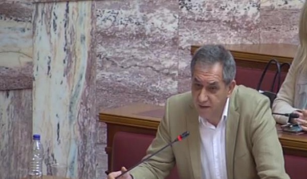 Ρήξη τυμπάνου έπαθε ο βουλευτής του ΚΚΕ που έσκασε δίπλα του κρότου λάμψης