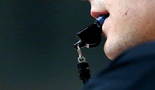 Διαιτητής έβγαλε όπλο για να φοβίσει τους οπαδούς