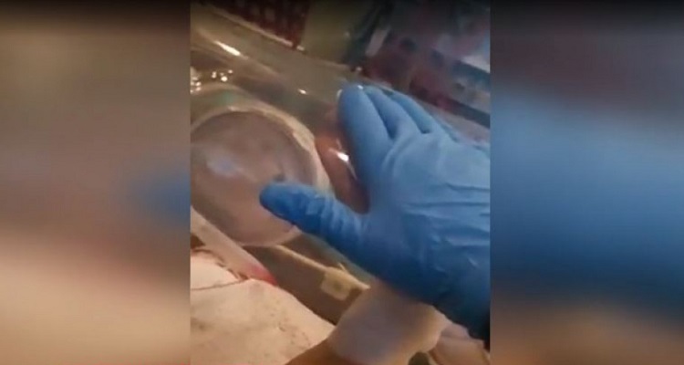 Αεροδιακομιδή 82χρονης με κορονοϊό σε ειδική κάψουλα - 2 χέρια ενώνονται. Η εικόνα και το μήνυμα συγκλονίζει