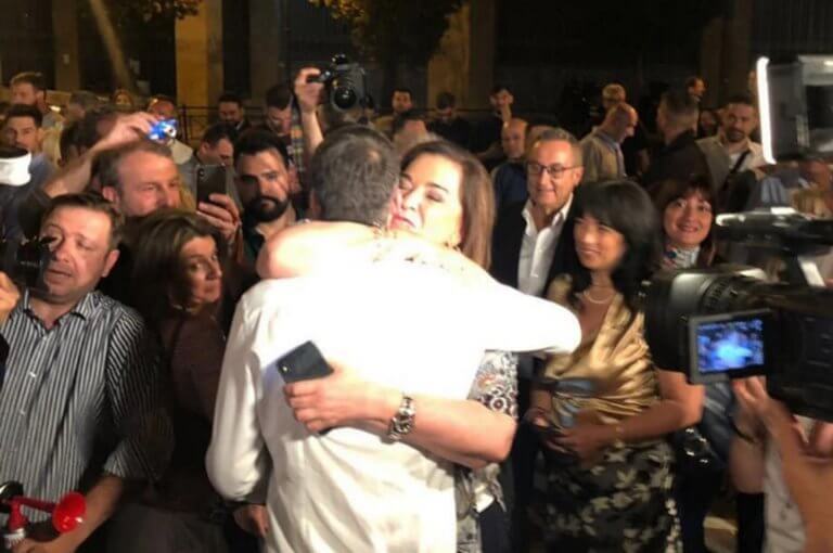 Ντόρα Μπακογιάννη στην αγκαλιά του γιου της: Συγχαρητήρια αγόρι μου