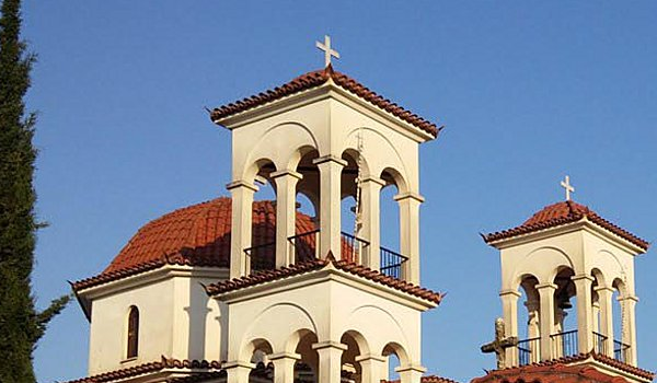 Μπούκαραν με αυτοκίνητο σε εκκλησία και έκλεψαν το χρηματοκιβώτιο