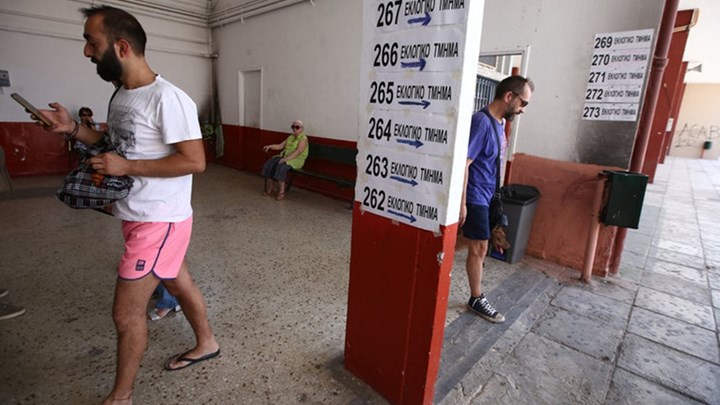 Στις κάλπες με μαγιό και σαγιονάρες
