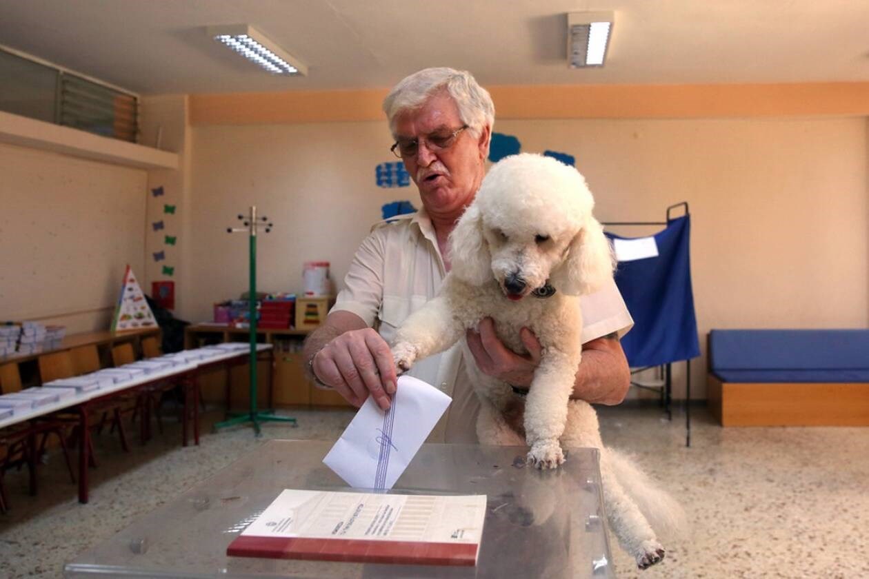 Ο ψηφοφόρος και το σκυλάκι του που έκλεψαν την παράσταση