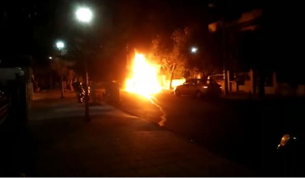 Συναγερμός στην Αγία Βαρβάρα: Έκρηξη σε αυτοκίνητο εκδότη έξω από ταβέρνα. Βίντεο