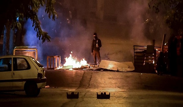 Πεδίο μάχης τα Εξάρχεια: Μολότοφ, πέτρες και χημικά - Τραυματίστηκε αστυνομικός