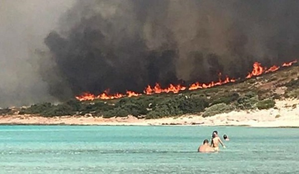 Η φωτογραφία από τη φλεγόμενη Ελαφόνησο που «έριξε» το Instagram