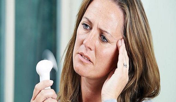 Δέκα φυσικοί τρόποι για να αντιμετωπίσετε τα συμπτώματα της εμμηνόπαυσης