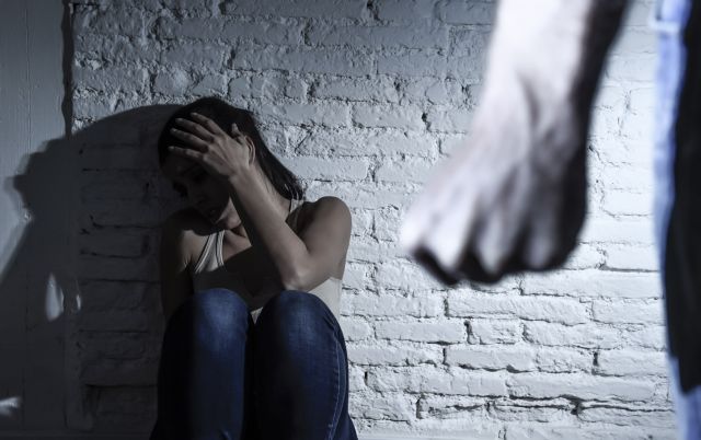 Βόλος: 28χρονος κακοποιούσε τη γυναίκα και το παιδί του – Την παρακολουθούσε από κάμερα
