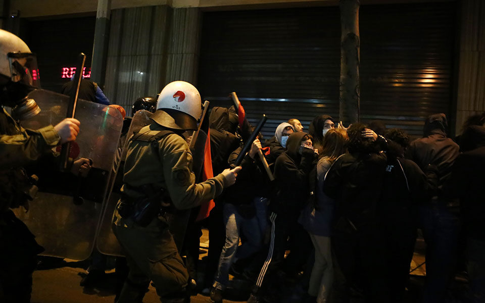 Επεισόδια και προσαγωγές σε Θεσσαλονίκη, Ασπρόπυργο και Χαλκίδα – Κλειστή η λεωφόρος ΝΑΤΟ