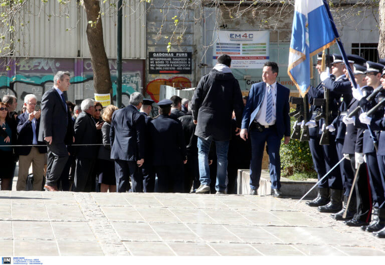 25η Μαρτίου: Η στιγμή που άνδρας προσπαθεί να επιτεθεί στον Πρόεδρο της Δημοκρατίας