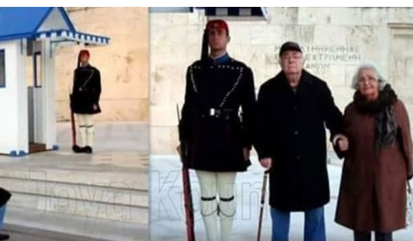 Καμαρώνουν τον Εύζωνα εγγονό τους. Η συγκινητική εικόνα που έγινε viral