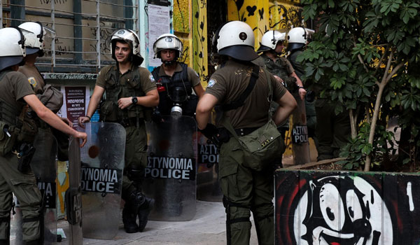 Επιχείρηση της αστυνομίας στα Εξάρχεια - Έφοδοι σε κτίρια