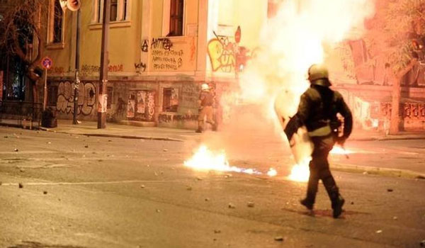 Επεισόδια τα ξημερώματα στα Εξάρχεια - Τουλάχιστον ένας τραυματίας. Βίντεο