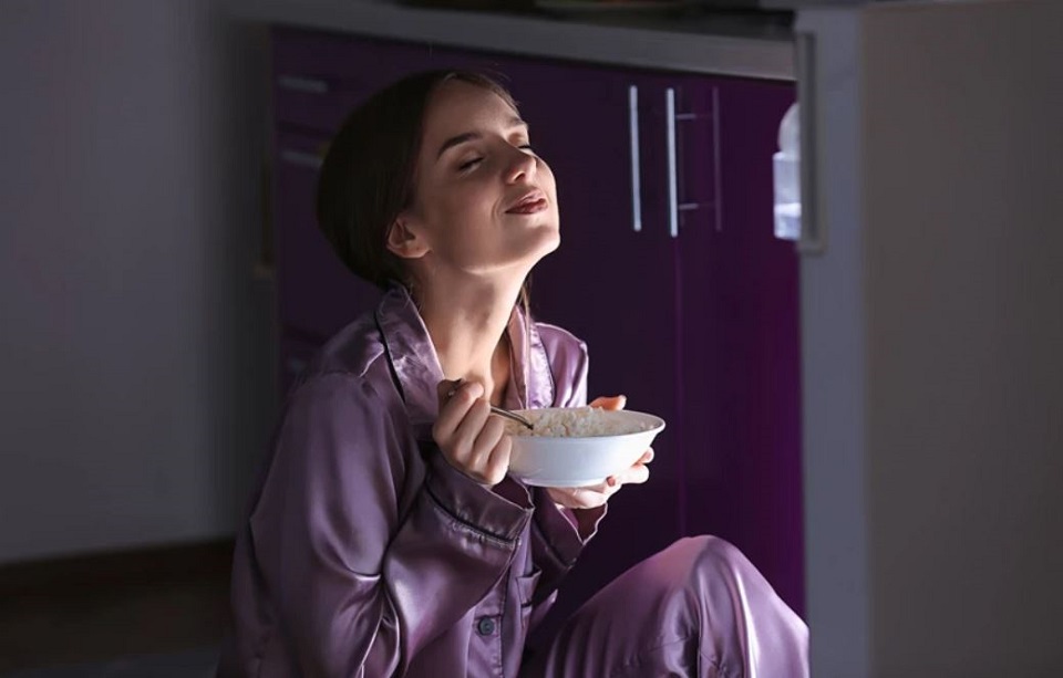 Why you should avoid eating food late at night
