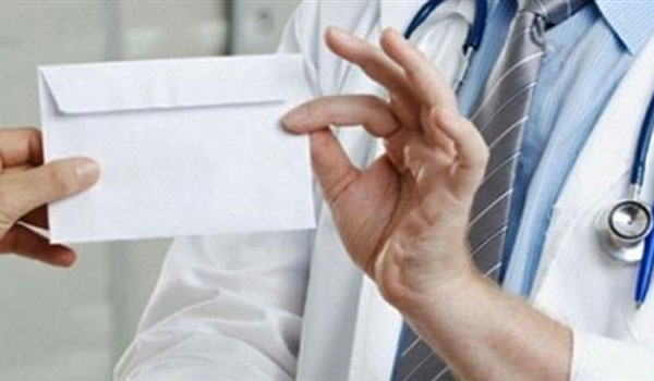 Θεσσαλονίκη: Γιατρός ζητούσε φακελάκι έως 1.500 ευρώ από καρκινοπαθείς για την επίσπευση χειρουργείου
