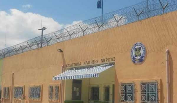 Εκανε την κόρη του βαποράκι για να περάσει μέσα στη φυλακή 190 χάπια