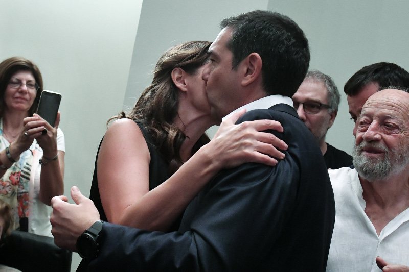 Η αγκαλιά και το φιλί της Περιστέρας Μπαζιάνας στον Αλέξη Τσίπρα, μετά την ήττα