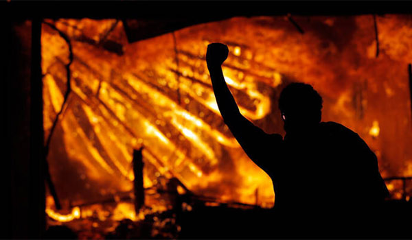 Πήραν τη ζωή του, δεν θα τον ξαναδώ. Tαραχές και οργή που ξεχειλίζει για την δολοφονία Φλόιντ
