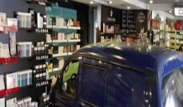 Λαμία: Φορτηγάκι μπούκαρε σε φαρμακείο - Τραυματίστηκε γυναίκα Βίντεο
