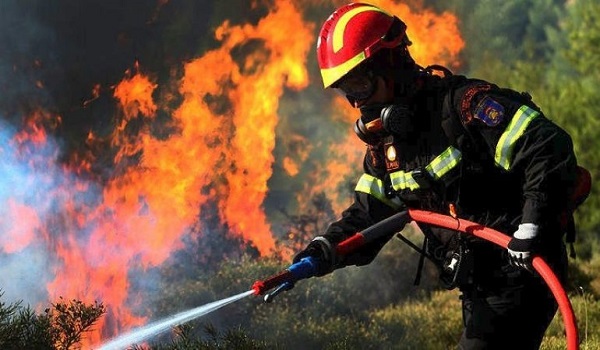 Φωτιά στους Μαλάδες Ηρακλείου: Πνέουν ισχυροί άνεμοι