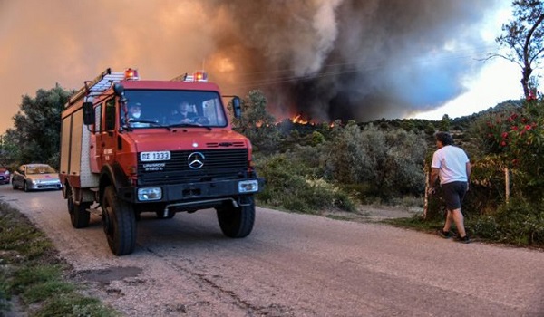 Μεγάλη φωτιά στα Ψαχνά Ευβοίας - Εκκενώθηκε μοναστήρι