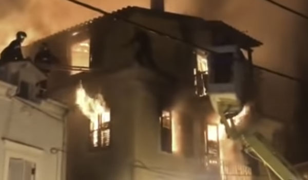 Κέρκυρα: Σε κρίσιμη κατάσταση ο πατέρας που απεγκλωβίστηκε από το φλεγόμενο σπίτι