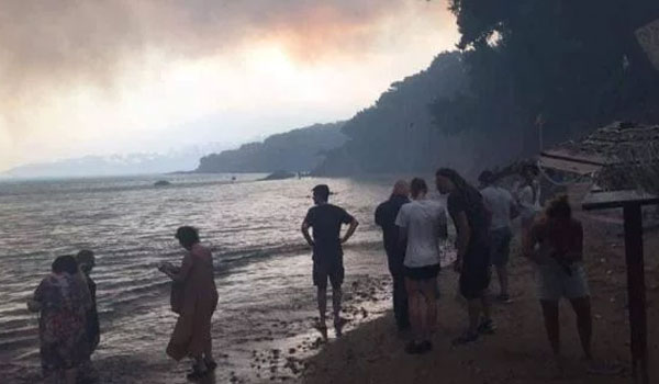 Λιμενικό: Απεγκλωβίστηκαν 696 άτομα από παραλίες της Ραφήνας
