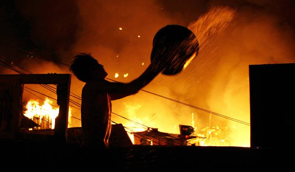 Καίγονται σπίτια στο Ντράφι: Τι είπε ο Δήμαρχος Ραφήνας