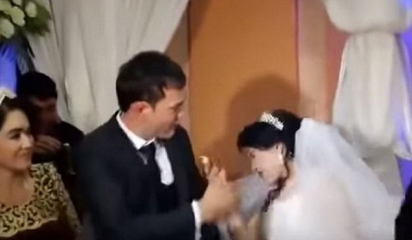 Γαμπρός χαστούκισε την νύφη επειδή του έκανε πλάκα με την γαμήλια τούρτα