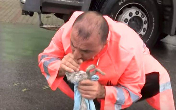Άνδρας έσωσε γατάκι που πνίγηκε και έγινε viral