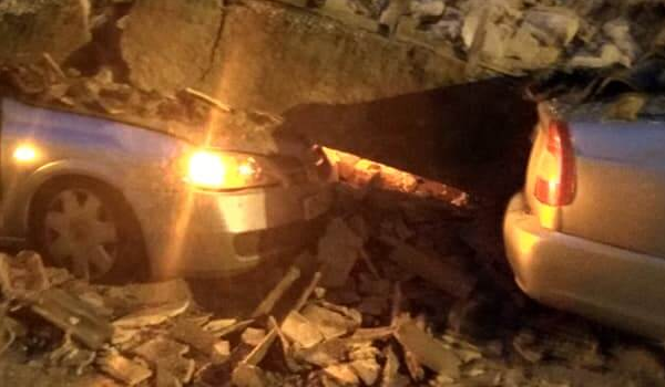 Κατέρρευσε σπίτι στο Γκάζι! Καταπλάκωσε δυο αυτοκίνητα!