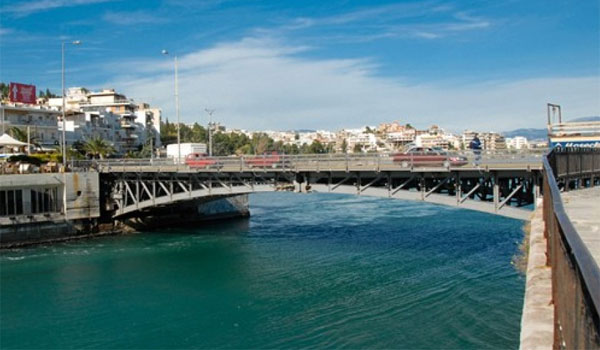 Έπεσε από τη γέφυρα της Χαλκίδας την ώρα που περνούσε πλοίο