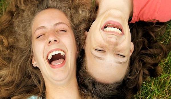 Μπορείς να πεθάνεις από τα γέλια; Τι λένε οι επιστήμονες