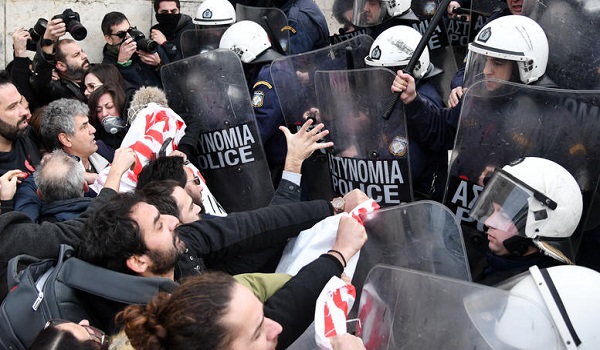 Γεροβασίλη εναντίον ΜΑΤ για τον τραυματισμό βουλευτή του ΚΚΕ