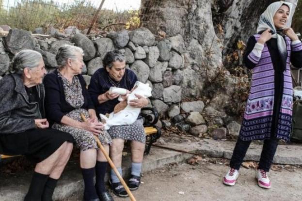 Λέσβος: Από αυτή τη φωτογραφία, μετά τη γιαγιά-Μαρίτσα, λείπει και ο πλάτανος