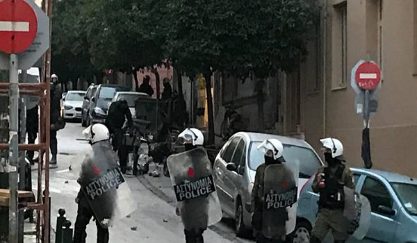 Ένταση, κρότου λάμψης και χημικά σε επιχείρηση εκκένωσης καταλήψεων στο Κουκάκι