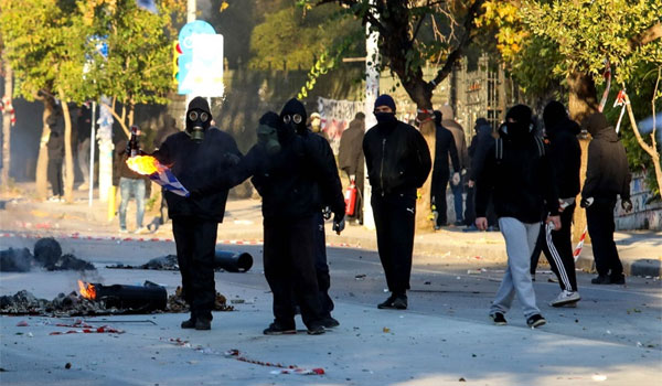 Κουκουλοφόροι καίνε την ελληνική σημαία στη Θεσσαλονίκη! Βίντεο