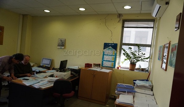 Χανιά: Έκλεισε η Εφορία μετά το σεισμό - 'Επεσαν σοβάδες, τεράστια ρωγμή