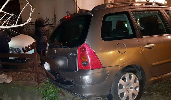 Λαμία: Γερανός της οδικής βοήθειας και χαλασμένο ΙΧ κατέληξαν σε αυλή σπιτιού