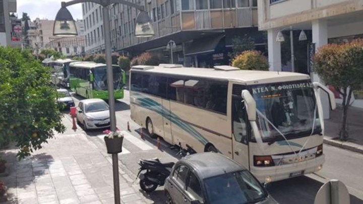 Λαμία: Συνόδευσαν τον γαμπρό στην εκκλησία με 14 λεωφορεία