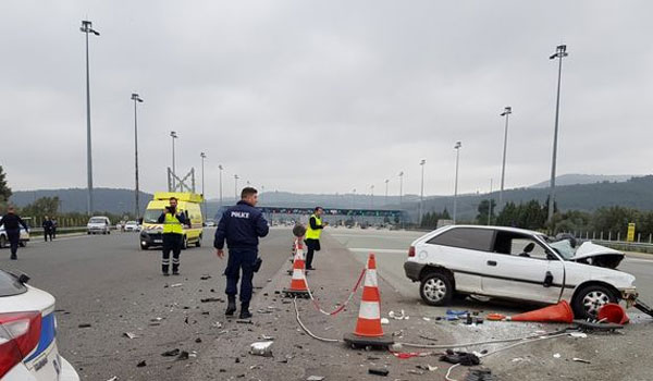 Καταδίωξη θρίλερ στην εθνική οδό: ΙΧ εμβόλισε περιπολικά. Νεκρός οδηγός